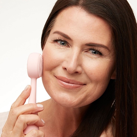 Pink PMD smart facial cleansing device - Picture 3 of 4